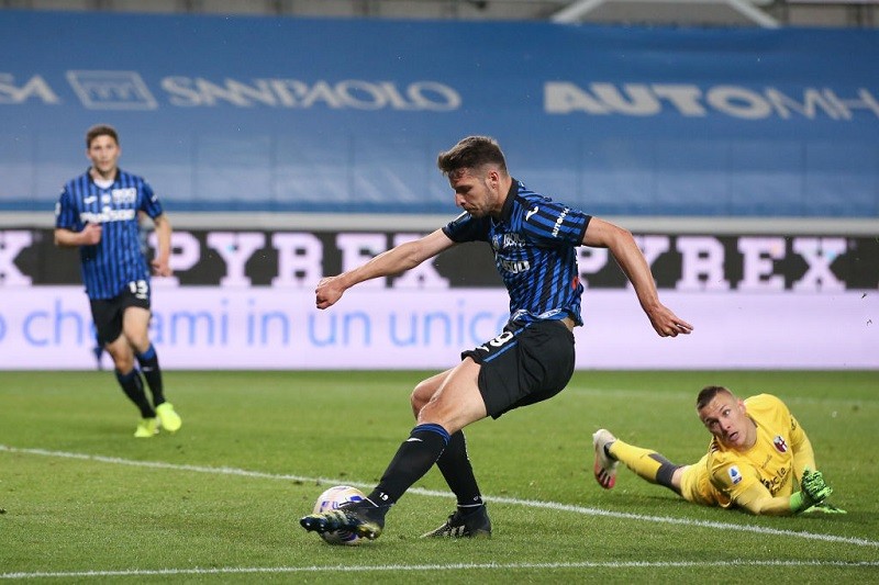 Atalanta put five past 10-man Bologna to go second in Serie A