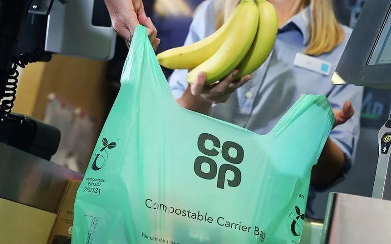 Sieć Co-op wycofuje ze sklepów "torby na całe życie"