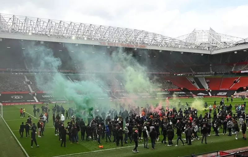 Manchester United-Liverpool postponed after fans invade Old Trafford pitch during Glazer protest