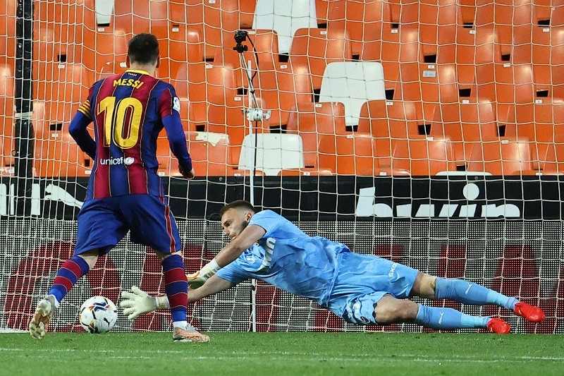 Messi dwa razy pokonał Valencię. Barcelona pozostaje w grze o tytuł