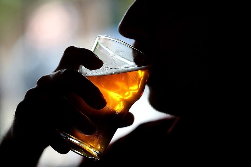 Regulator w UK: "Brak dowodów, że alkohol obniża skuteczność szczepionki"