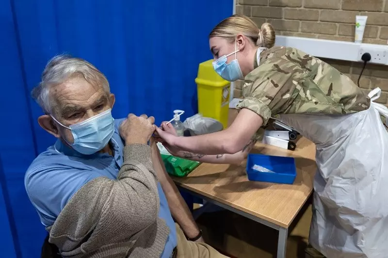 Media w UK: Trzecia dawka szczepionki na Covid-19 dla osób powyżej 50 lat