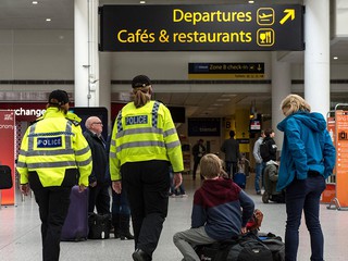 5 podejrzanych o planowanie zamachów terrorystycznych zatrzymano na Gatwick i w Birmingham