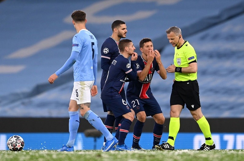 Liga Mistrzów: Piłkarze PSG twierdzą, że sędzia ich zwyzywał