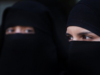Hidżaby w "sieciówkach". Muzułmanie wydają miliardy na ubrania