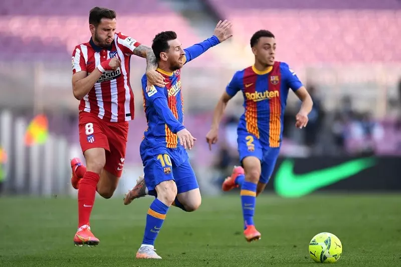 Atlético Madrid and Barcelona draw to give Real advantage in La Liga title race