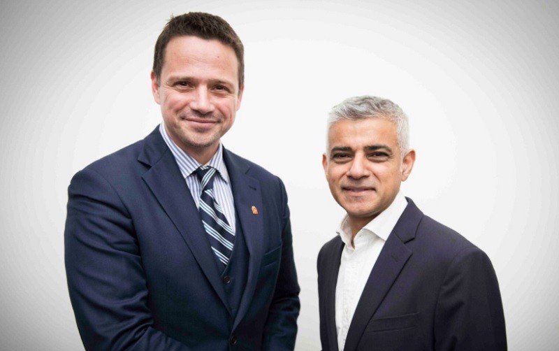 Trzaskowski gratuluje Khanowi: "Londyn jest i pozostanie otwarty!"