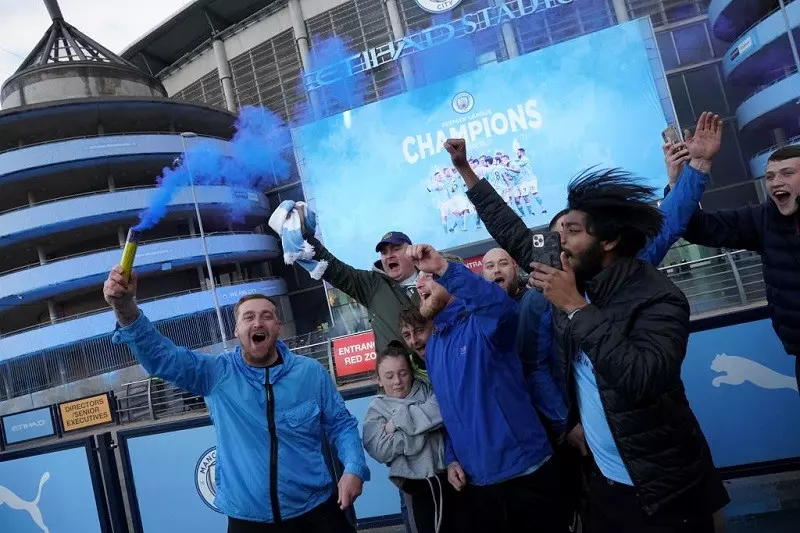 Manchester City crowned Premier League champions after Manchester United lose to Leicester City