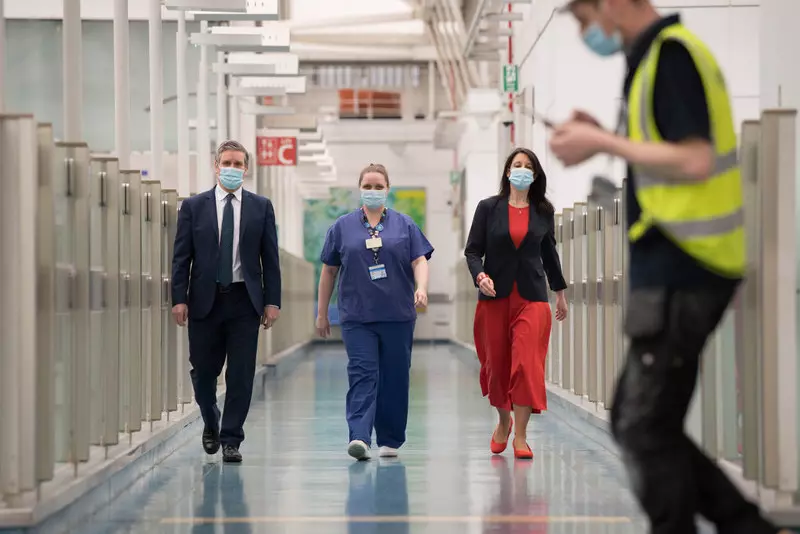 BBC o skutkach pandemii dla NHS. "Ludzkie życie jest zagrożone"