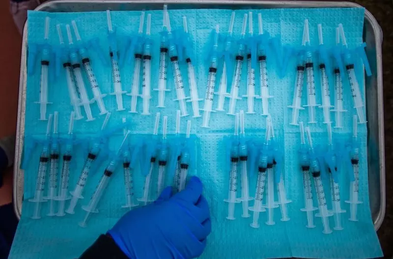 Brytyjscy naukowcy: Skutki uboczne częstsze przy mieszaniu szczepionek na koronawirusa