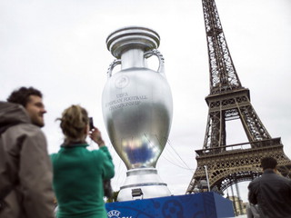 Podzielone głosy ws. Strefy Kibica w Paryżu w trakcie piłkarskich mistrzostw Europy