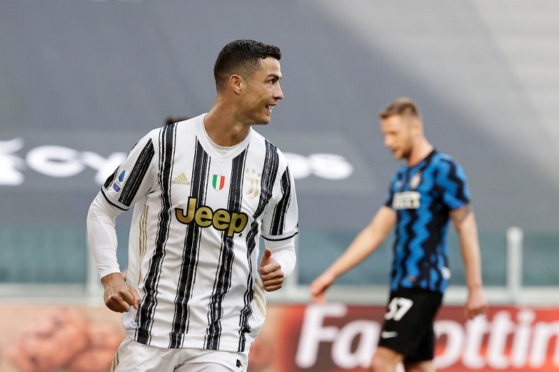 Ten-man Juve win Inter thriller to keep Champions League hopes alive