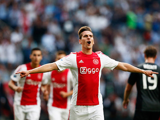 Milik brace keeps Ajax on course for title