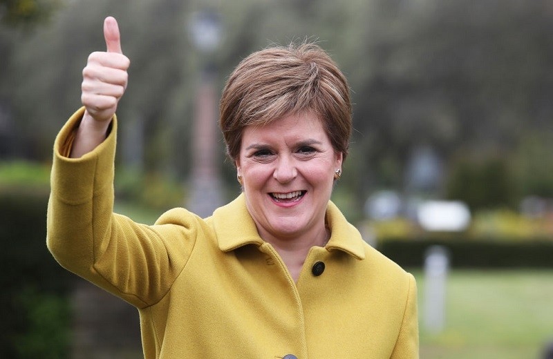 Sturgeon zostaje na czele rządu Szkocji i obiecuje referendum po pandemii