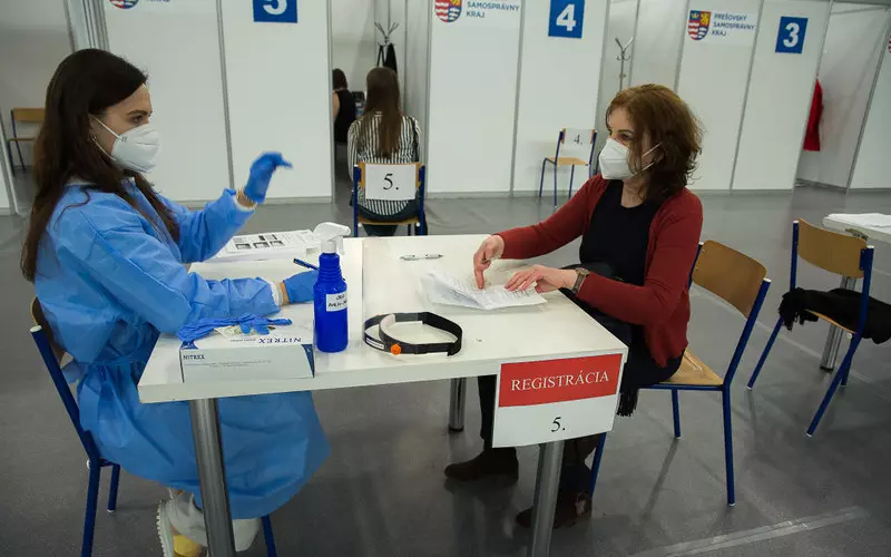 Słowacja: Rząd wprowadza certyfikat szczepień, ważny na kraje Europy Środkowej