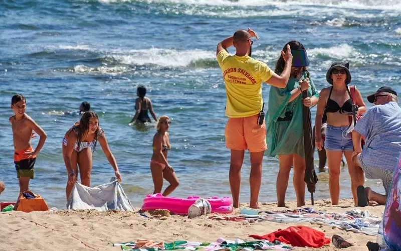 Portugalia: Brytyjscy turyści zapłacą €100 kary, jeśli nie założą maski na plaży