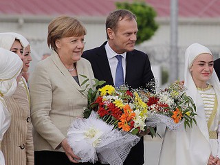 Tusk i Merkel u uchodźców. "Nikt nie ma prawa pouczać Turcji" 