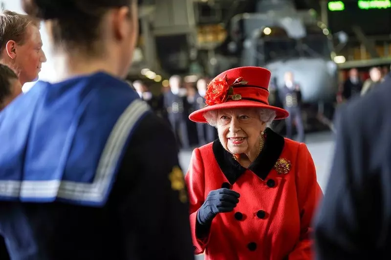 Królowa Elżbieta II z wizytą na nowym lotniskowcu