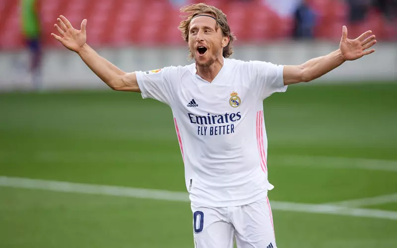 Luka Modric: Real Madrid midfielder signs one-year contract extension at Bernabeu