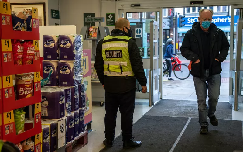 Raport: Rośnie liczba ataków na pracowników sklepów w UK
