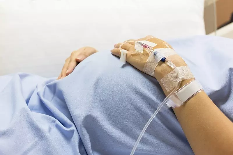 Badania w UK: Zakażenie Covid-19 w czasie ciąży może zwiększyć ryzyko poronienia