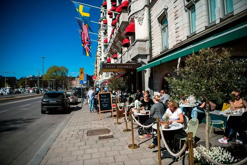 Szwecja łagodzi obostrzenia. Naukowcy: "Poziom zakażeń jest za wysoki"