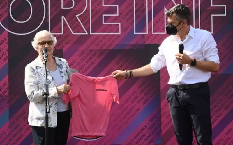 Polish woman who survived Auschwitz received a symbolic Maglia rosa of Giro d'Italia