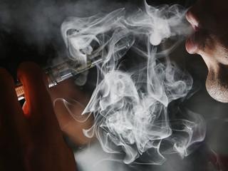 Brytyjscy naukowcy: "E-papierosy zostawcie palaczom"