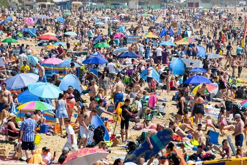 Thousands of sunseekers flock to beaches across UK during 25°C heatwave