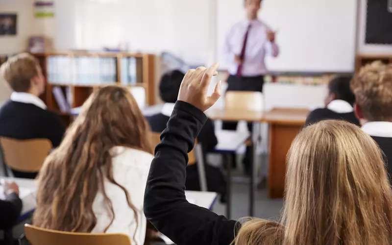 Rząd UK wydłuży dni w szkole, aby dzieci mogły nadrobić zaległości