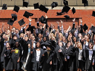 Absolwenci wyższych uczelni w Anglii z gigantycznymi długami