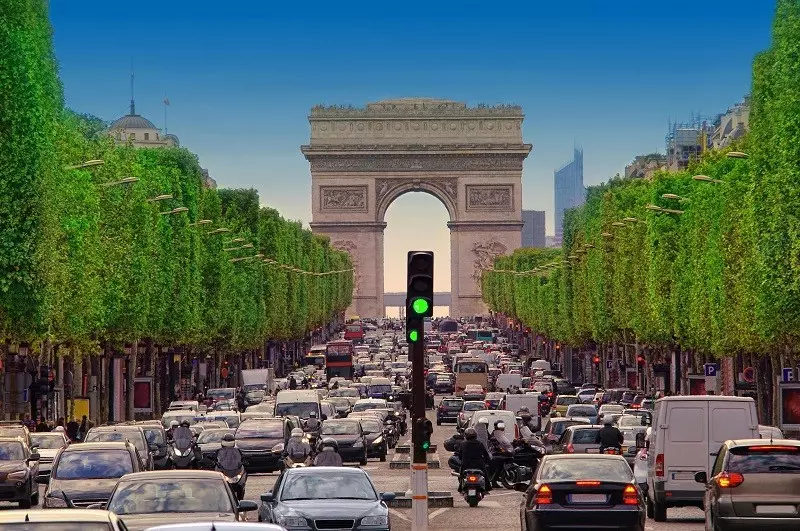 W Paryżu zakaz ruchu pojazdów mających więcej niż 15 lat