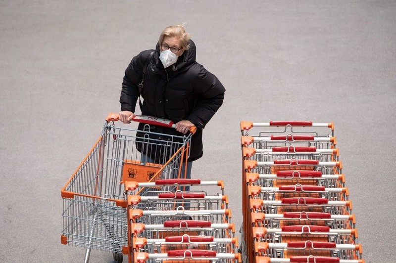 Experts: Supermarket carts do not provide a safe social distance