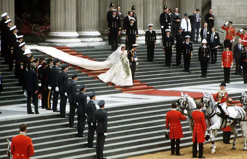 Suknię ślubną księżnej Diany można już oglądać w Kensington Palace