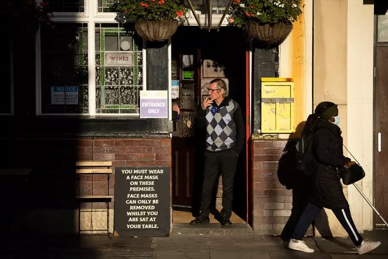 W Anglii coraz więcej miast zakazuje palenia przed pubami i restauracjami