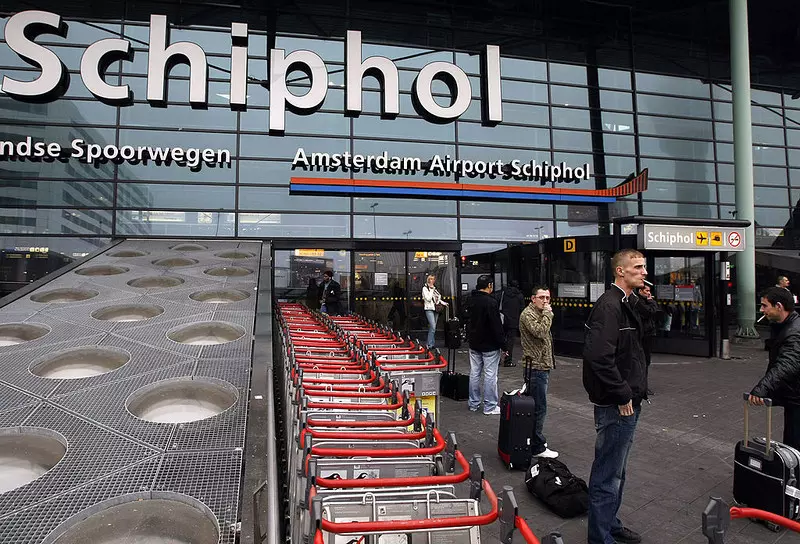 Latanie z Amsterdamu będzie droższe. Dotknięty pandemią Schiphol podniesie opłaty