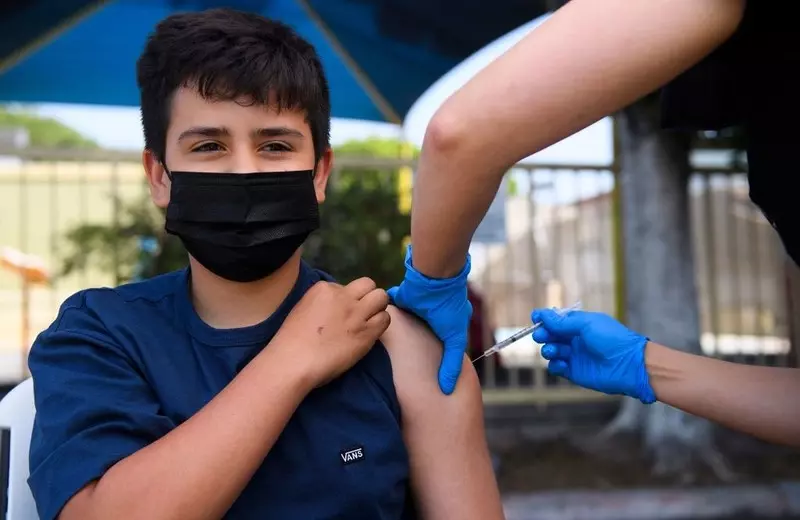 Brytyjczycy dopuszczają szczepionkę Pfizera dla dzieci w wieku 12-15 lat