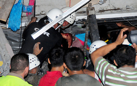 Man pulled alive from Ecuador quake