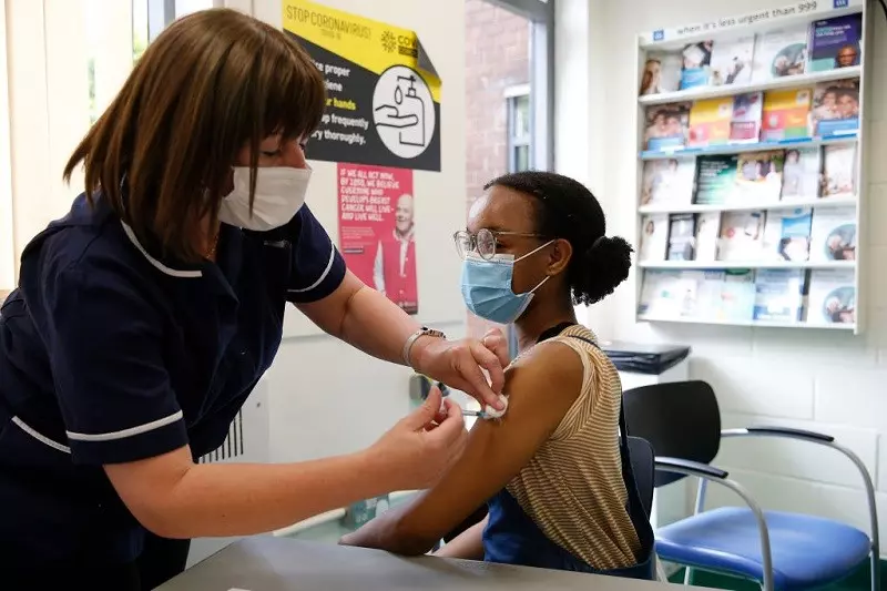 Brytyjski minister zdrowia: "Zaszczepieni prawie nie trafiają do szpitali"