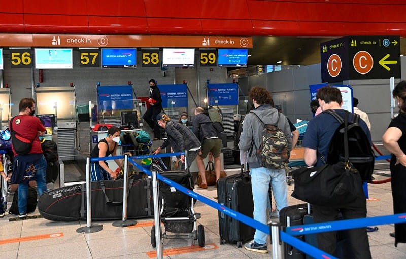 British tourists scramble to leave Portugal before quarantine