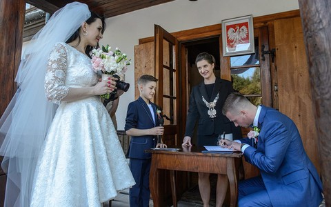 Czego Polacy woleliby nie przysięgać podczas ślubu?