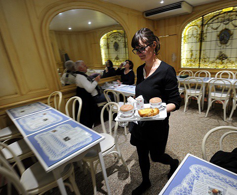 Restaurant staff 'should keep their tips'