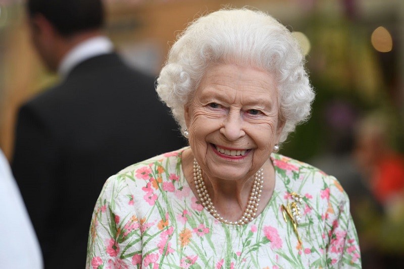Queen Elizabeth II honors scientists associated with developing a vaccine