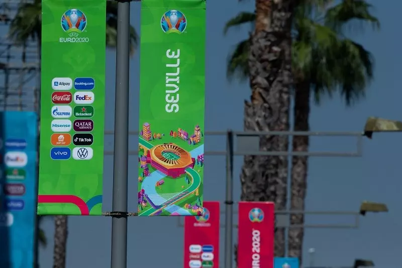 Euro 2020: Podróż kibiców do Sewilli to "odyseja problemów"