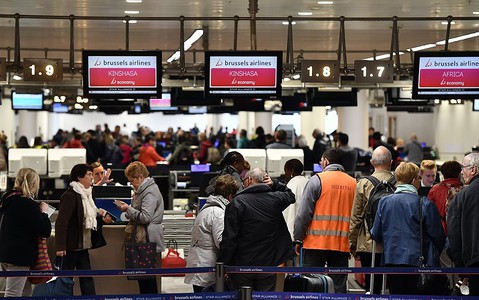 Chaos i długie kolejki na lotnisku w Brukseli