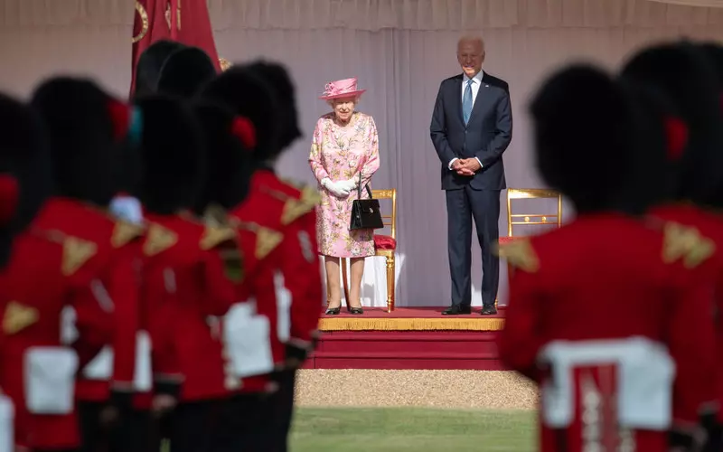 Brytyjskie media krytykują Bidena za łamanie protokołu podczas spotkania z królową Elżbietą II