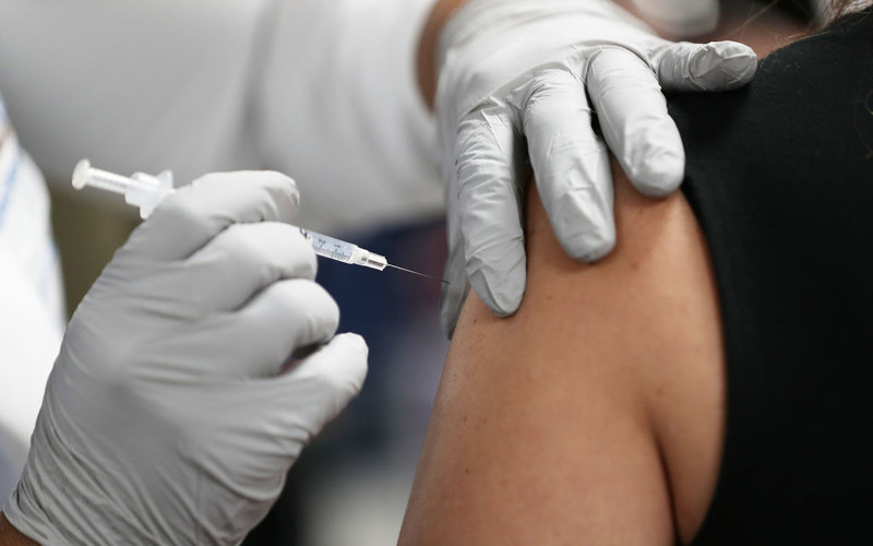 Eksperci: Odporność u ozdrowieńców utrzymuje się długo, a szczepienie mocno je wzmacnia