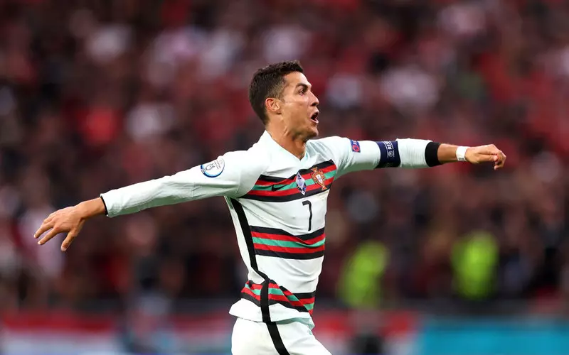 Ronaldo gestem wpływa na giełdowe notowania