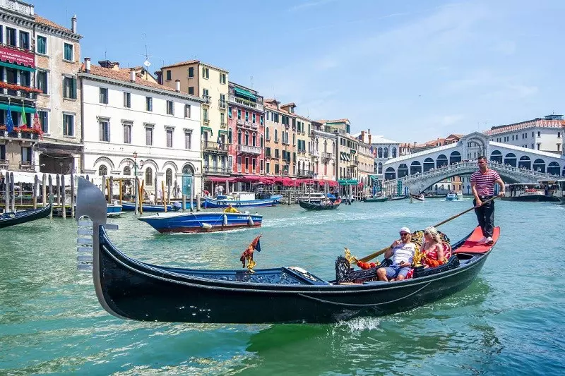 Włochy wprowadzają kwarantannę dla podróżnych z UK
