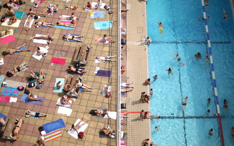 Gdzie się ochłodzić w Londynie w upalne dni? Lista otwartych basenów